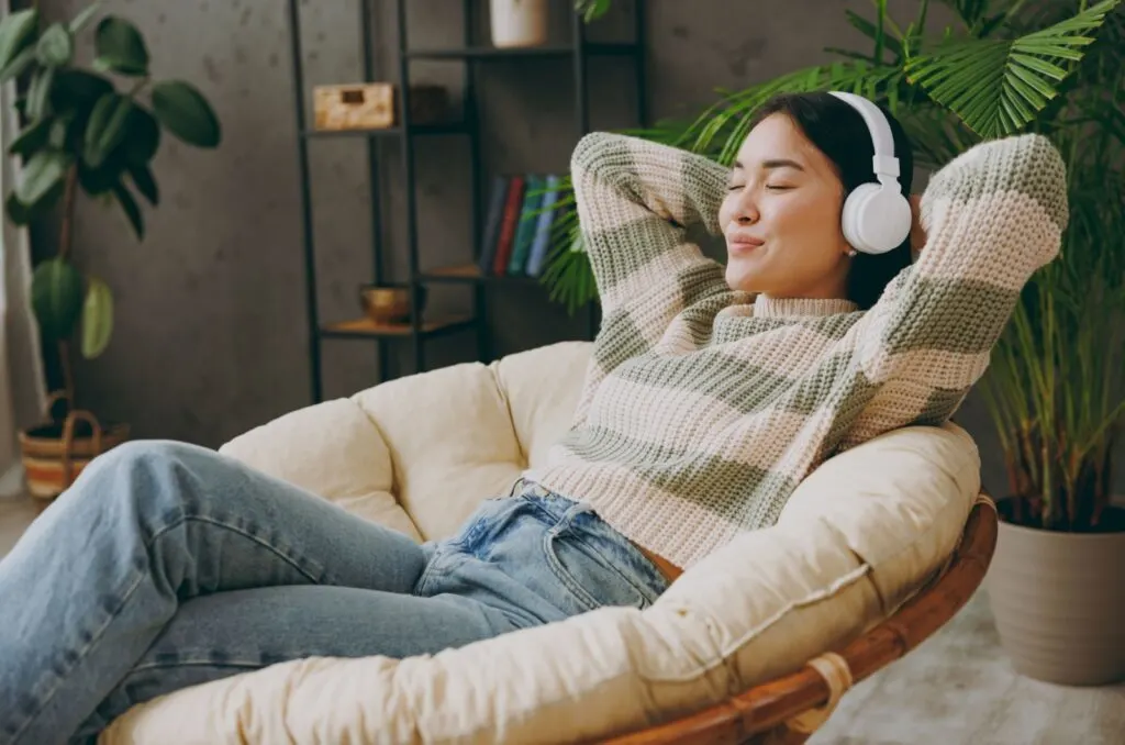 Frau hoert Musik