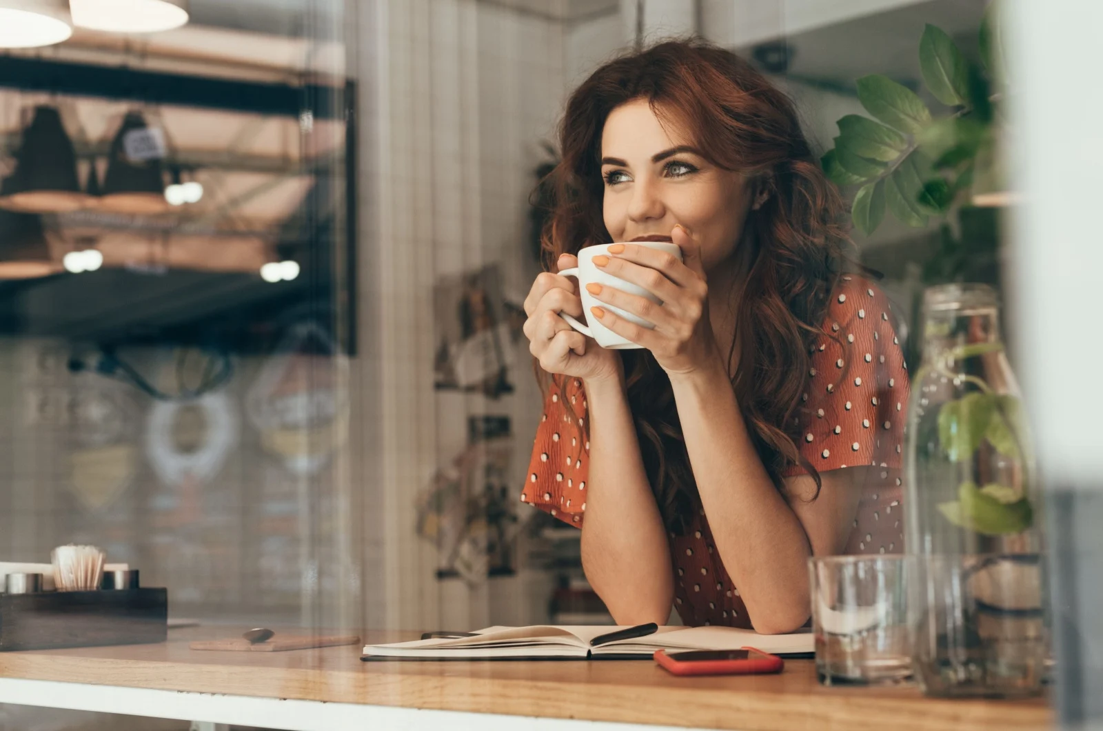 Frau trinkt einen Kaffee