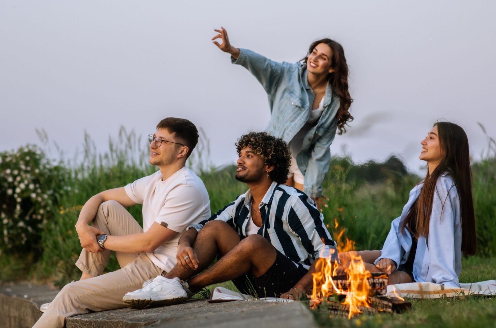 Gruppe von Freunden am Lagerfeuer