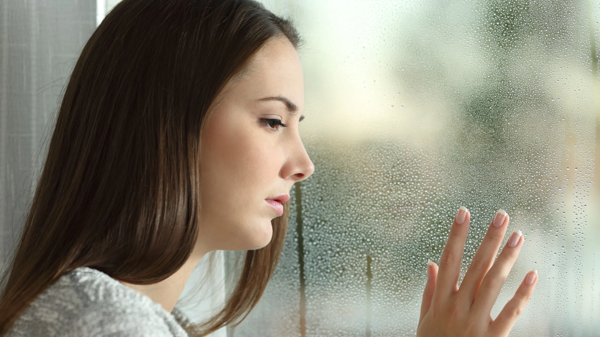 traurige frau am fenster