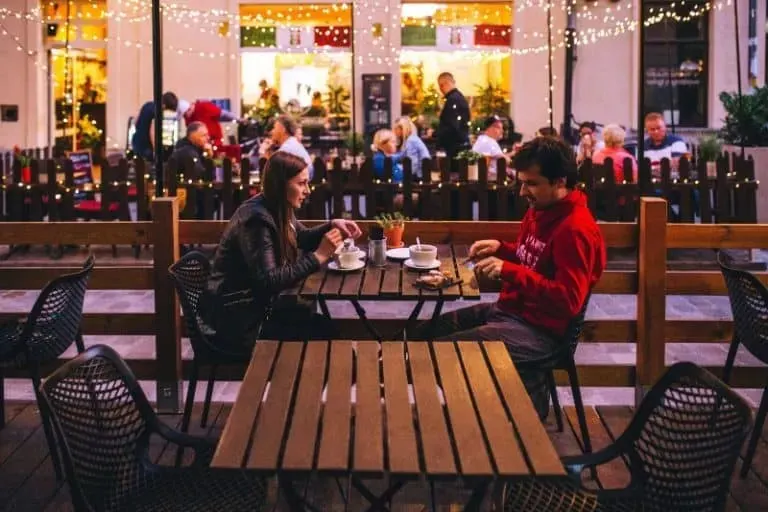 Paar am Tisch im Café