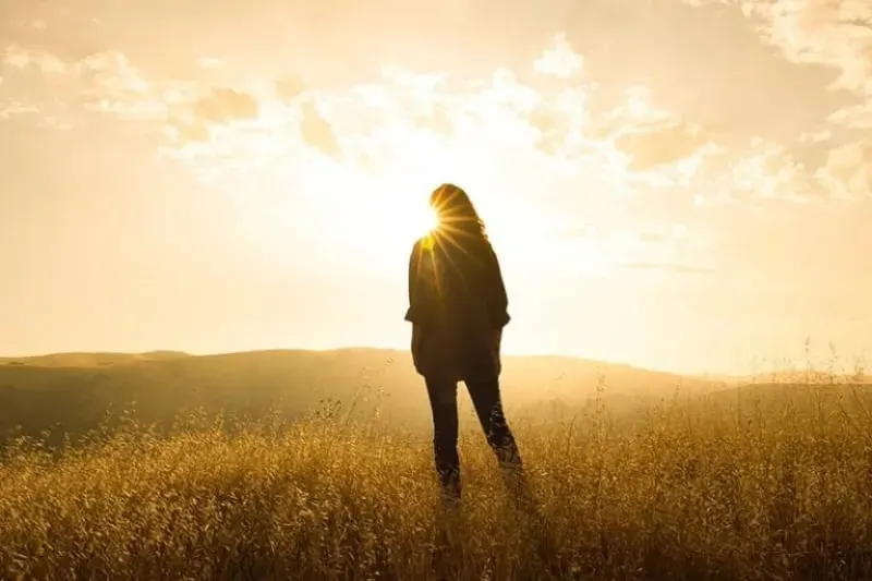 Frau steht im Feld