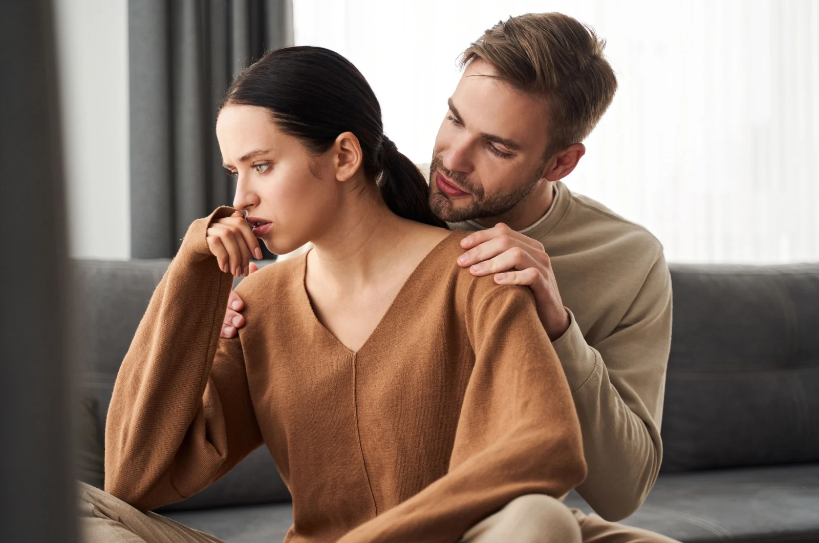Mann redet mit Frau