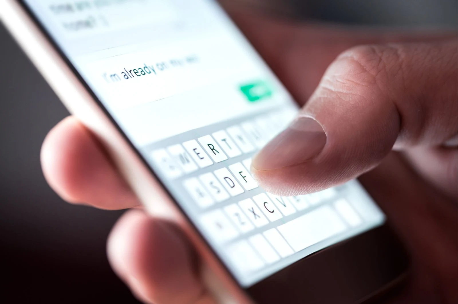 Mann schreibt SMS auf dem Handy