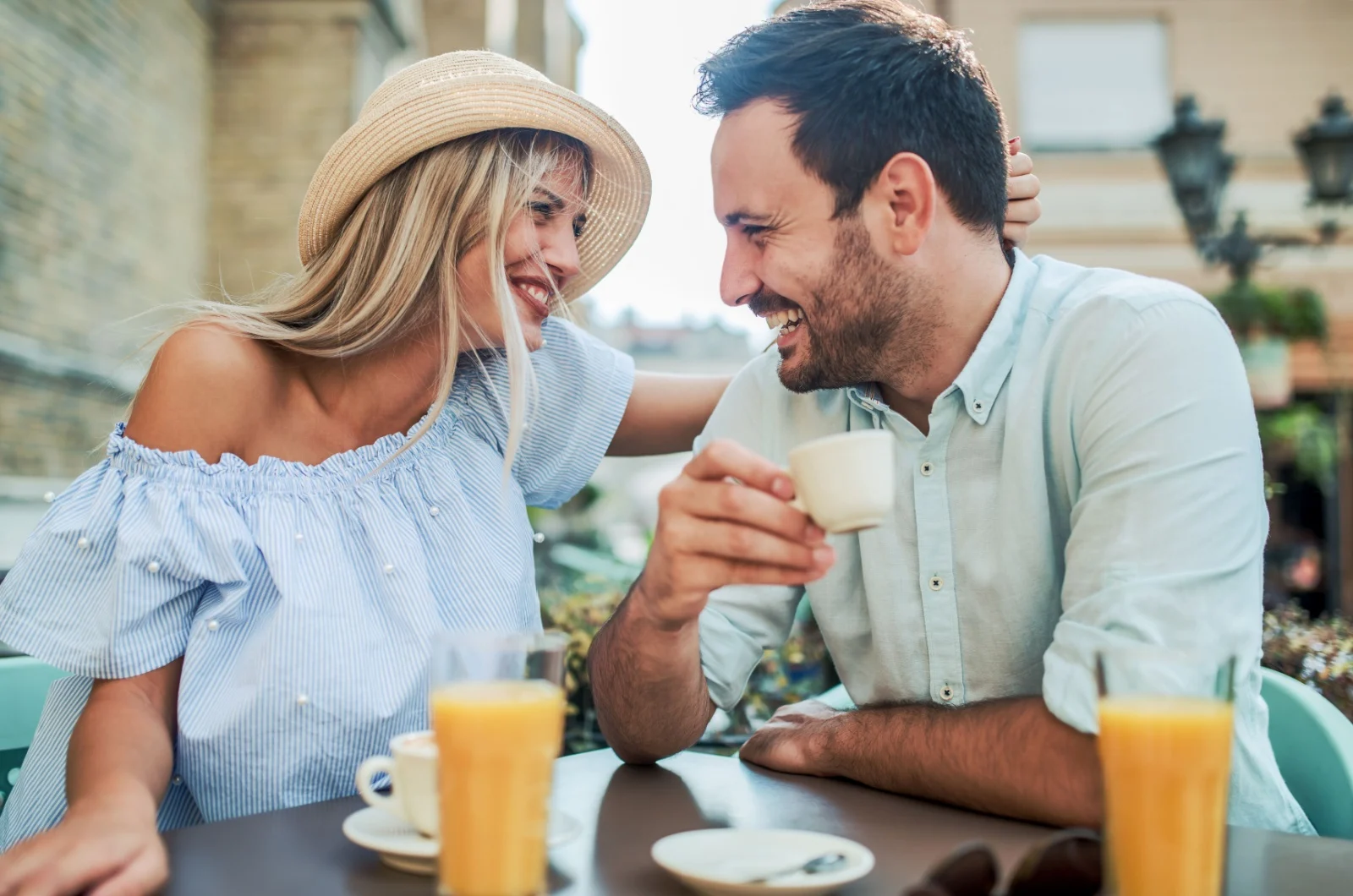 Mann und Frau laecheln