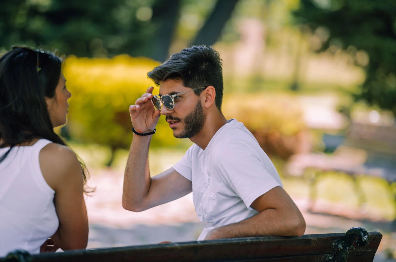 Mann und Frau sitzen auf Bank