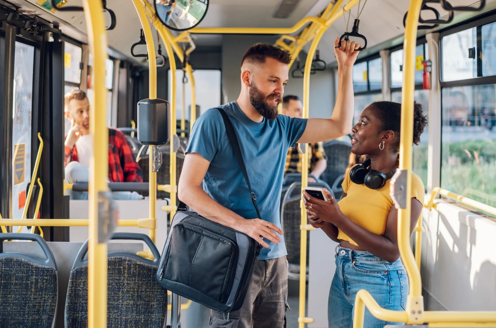 Mann und Frau unterhalten sich im Bus