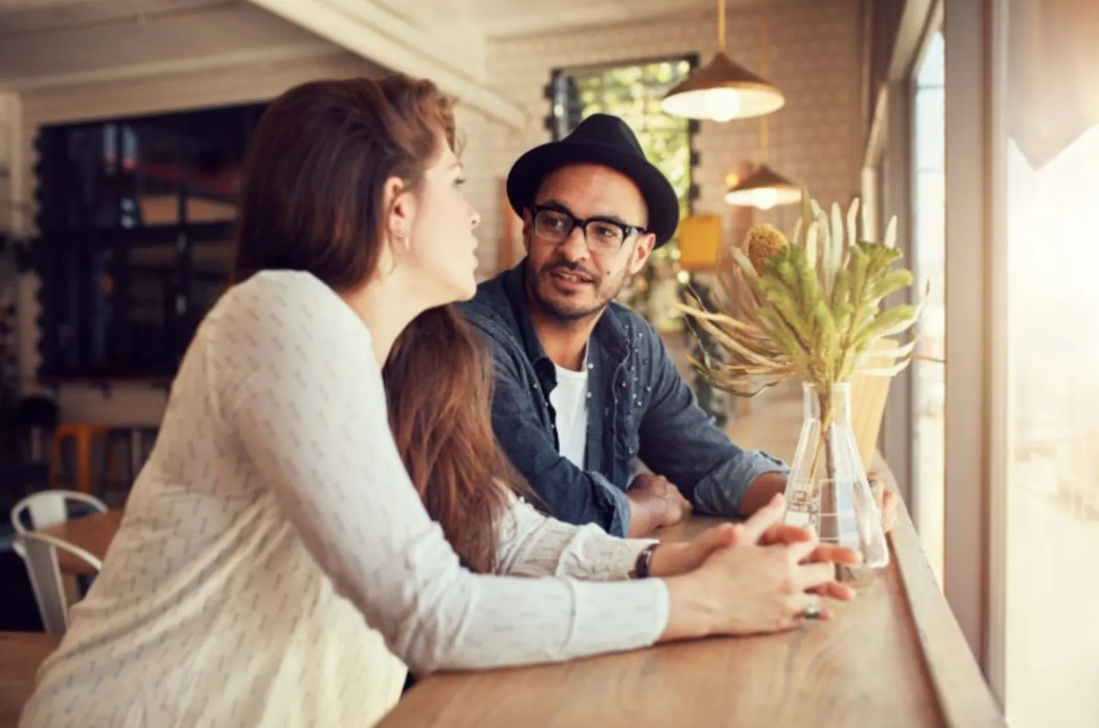 Mann spricht mit Frau im Cafe