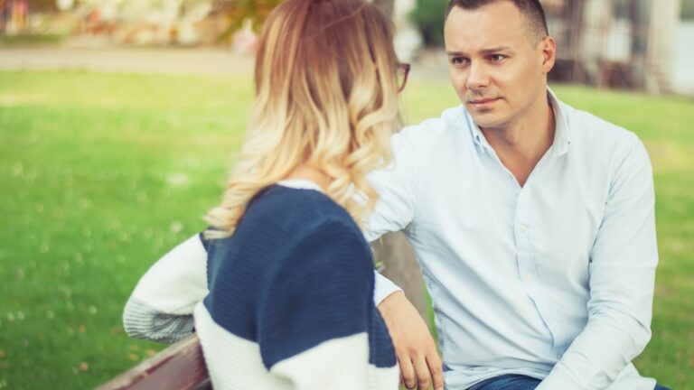 Ein Mann und eine Frau sitzen auf einer Bank und unterhalten sich