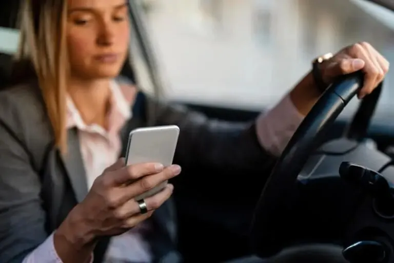 Maedchen im Auto, Knopf am Handy