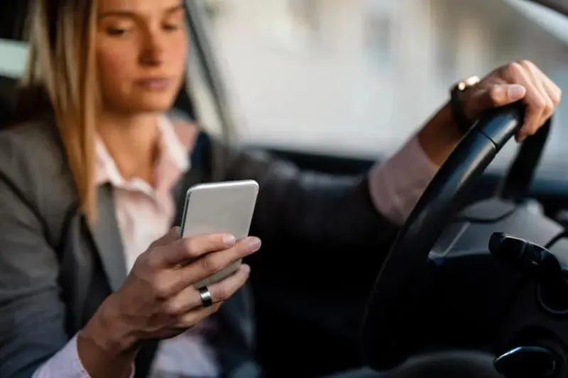 Maedchen im Auto, Knopf am Handy