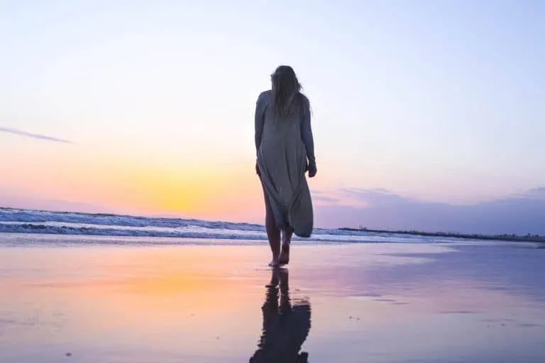 Frau geht am Strand spazieren