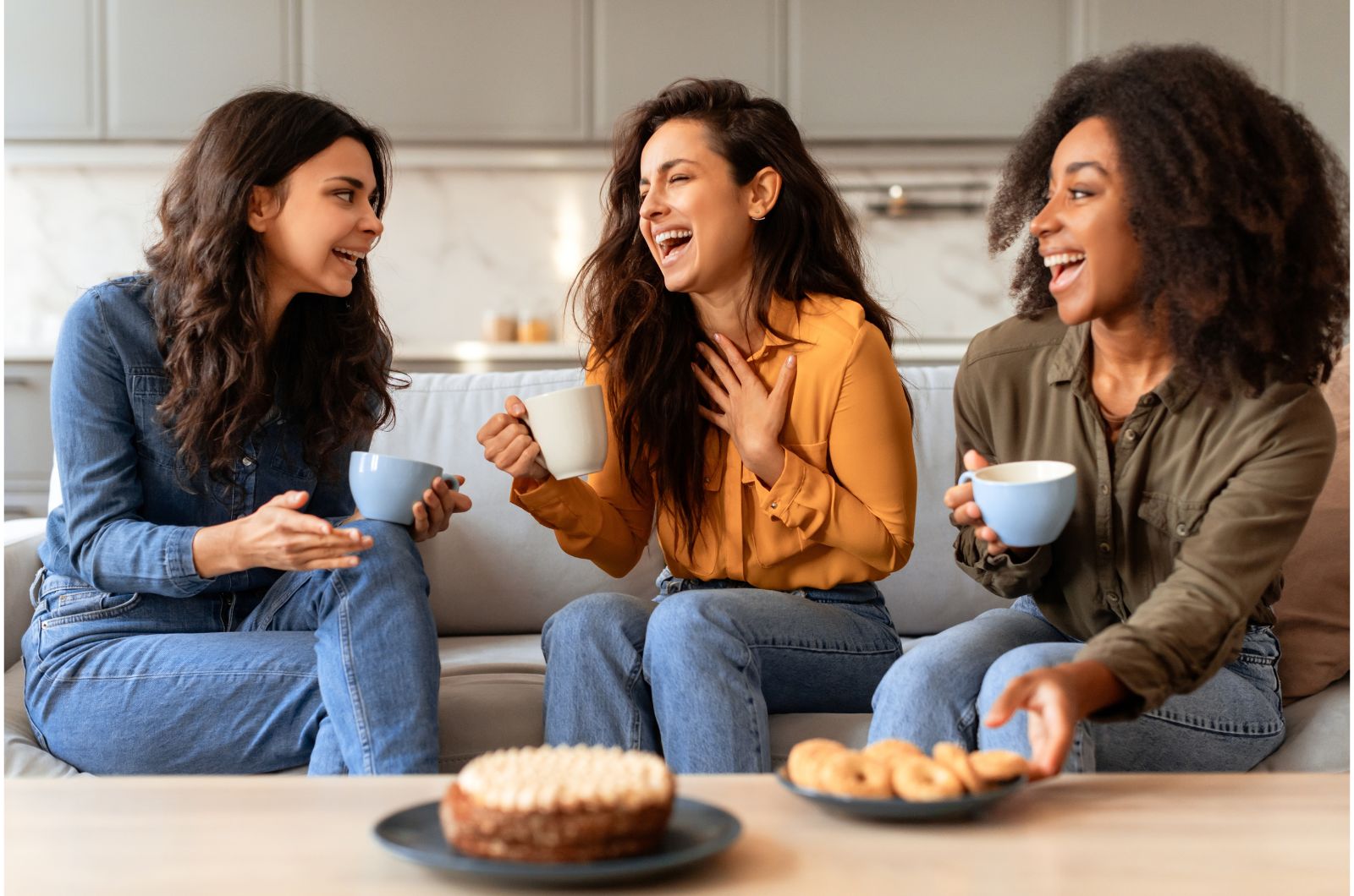 drei Frauen beim Kaffeetrinken