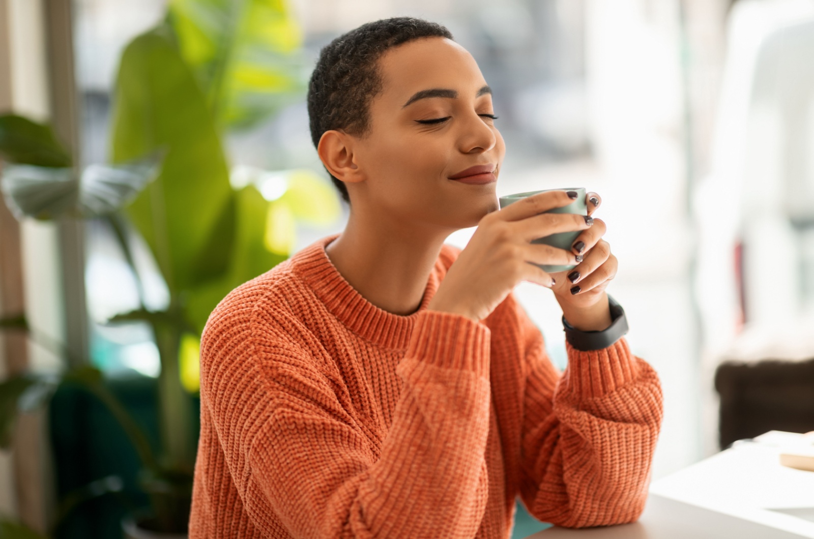 friedliche Frau die eine Tasse haelt