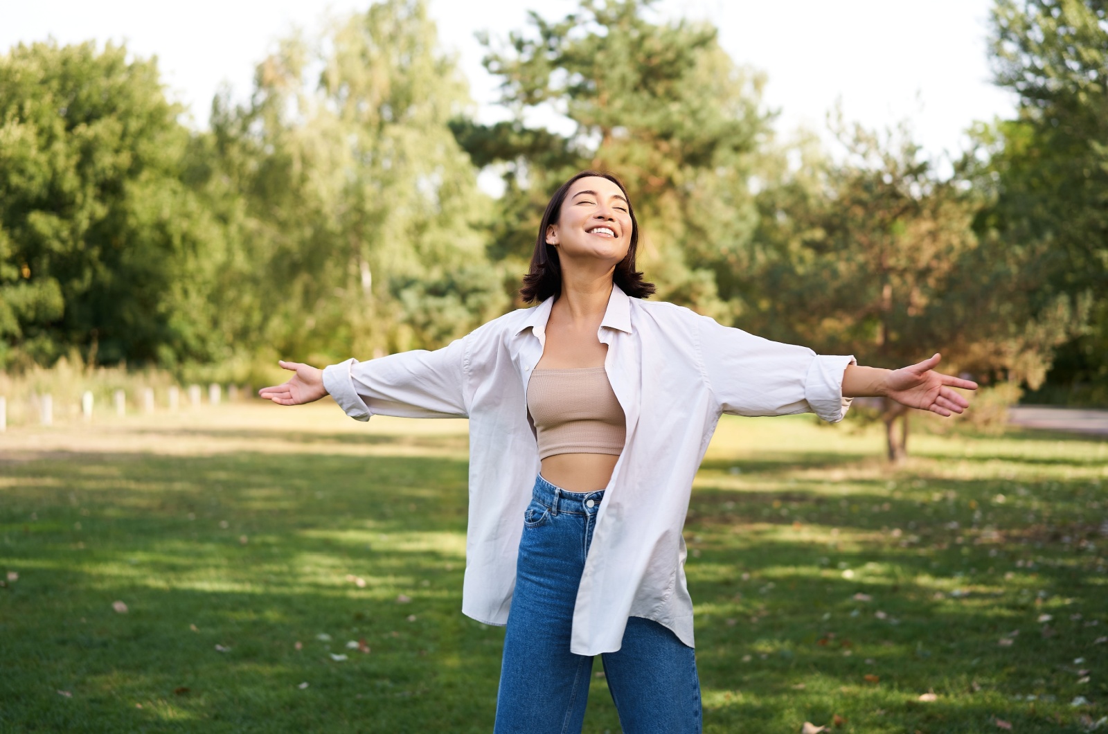 glueckliche Frau in der Natur