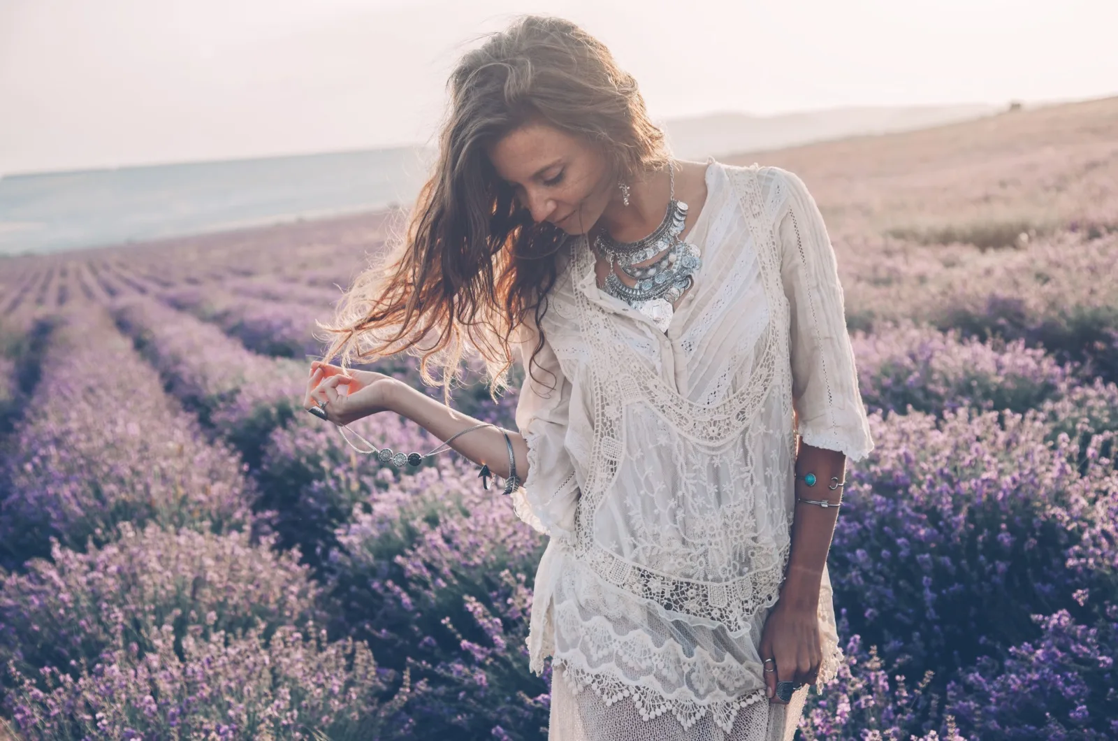 hippie girl im blumenfeld