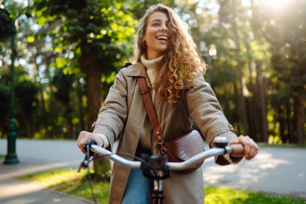 lächelnde Frau, die Fahrrad fährt