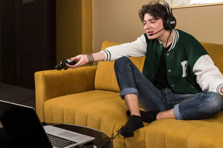 Typ, der Videospiele spielt