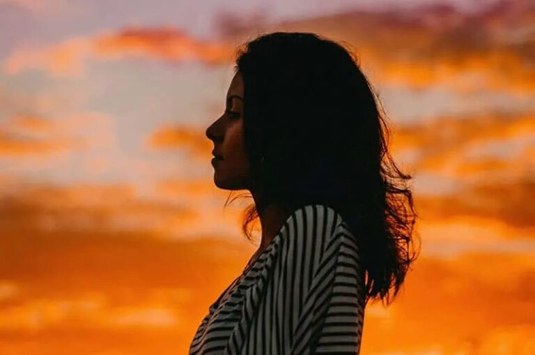 Frau im Sonnenuntergang