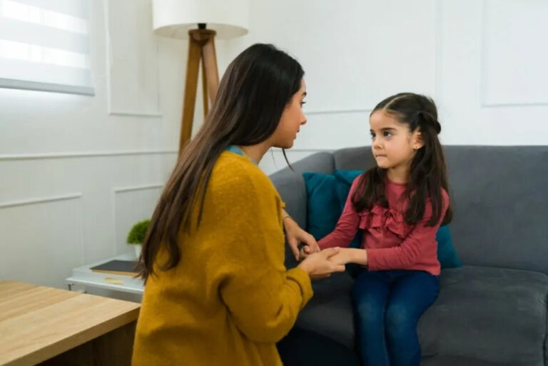 Narzisstische Mutter spricht mit Tochter