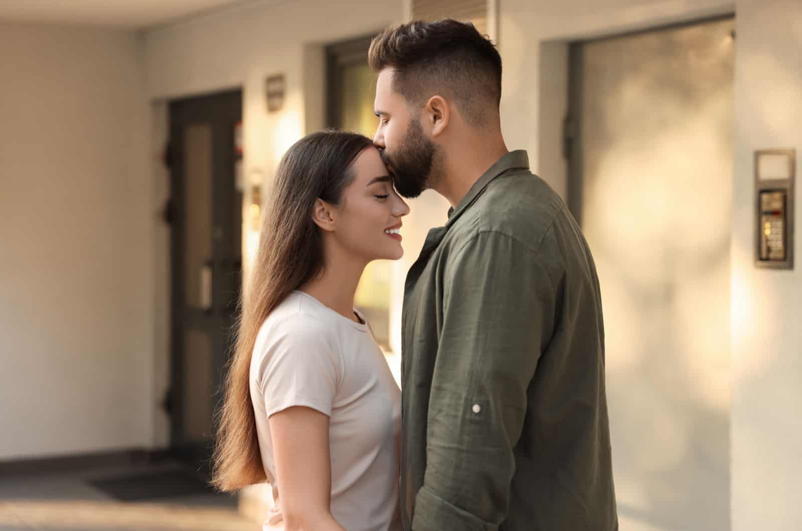 Mann küsst seine Freundin