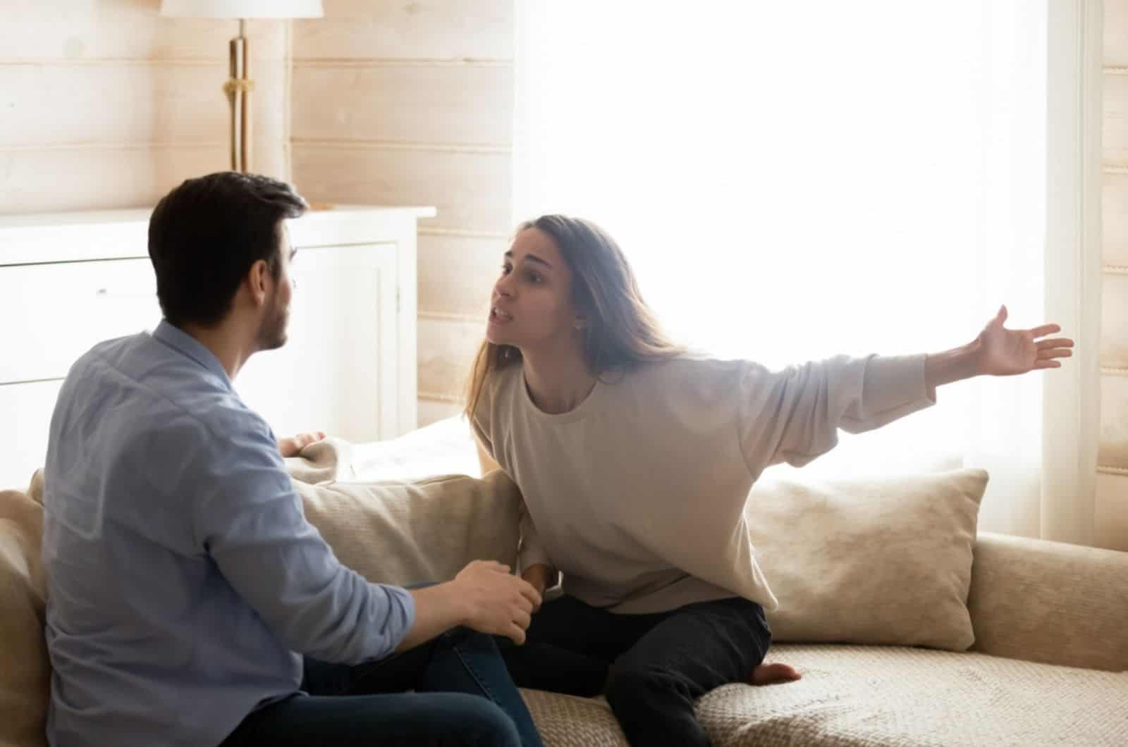 Wütende Frau streitet mit Ehemann