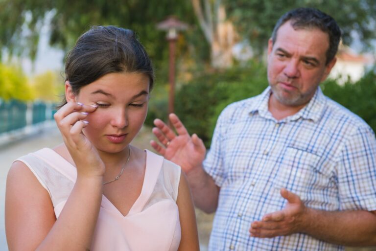 Die Tochter kehrte ihrem Vater den Ruecken