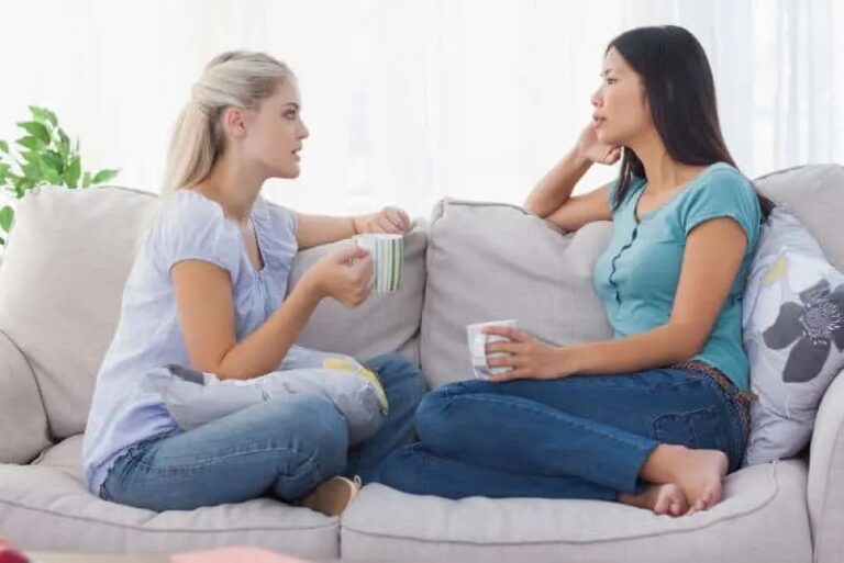 freunde die auf der couch reden