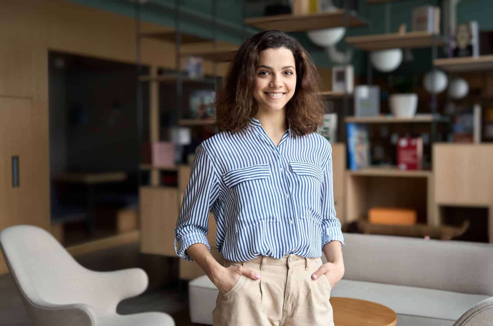 Frau posiert in modernen, kreativen Coworking-Büroräumen