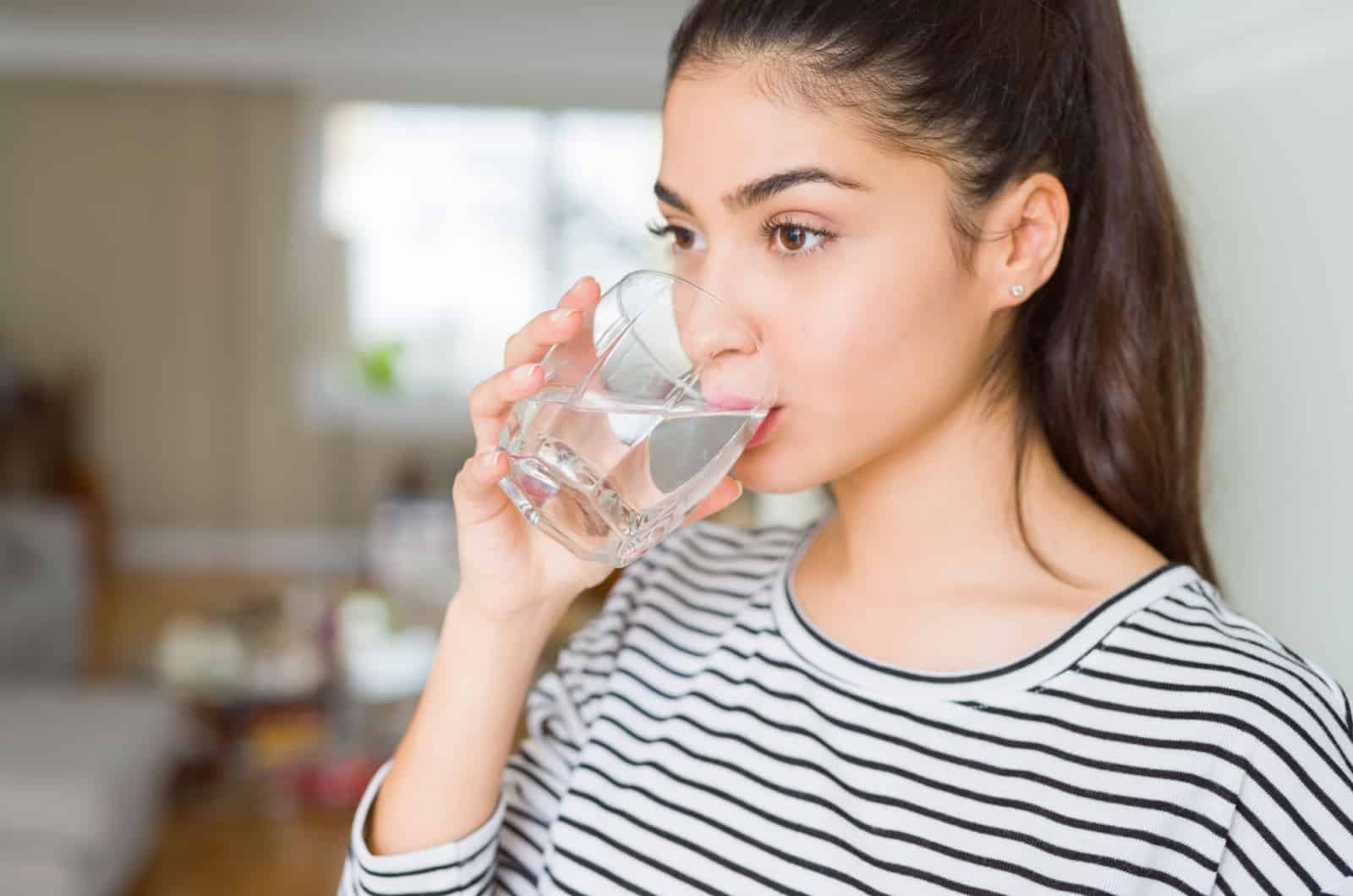 Frau trinkt ein frisches Glas Wasser