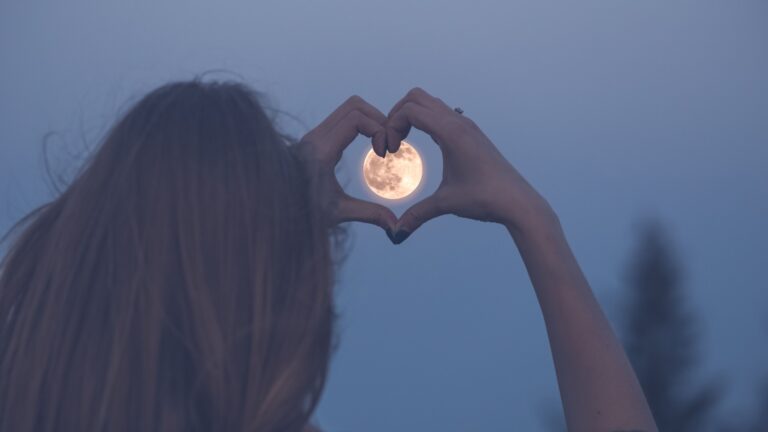 Frau und Mond