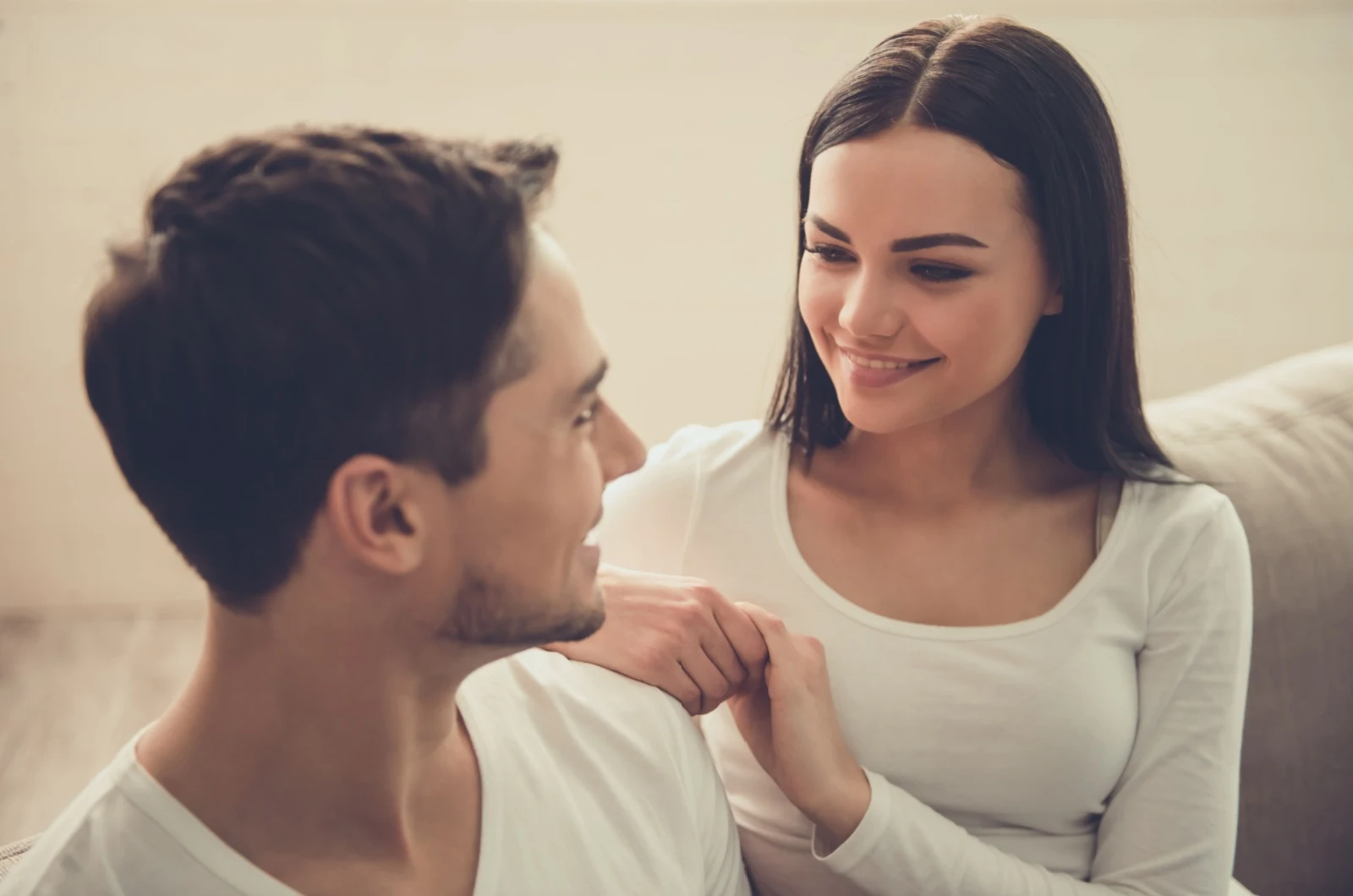 Frau versucht zu flirten