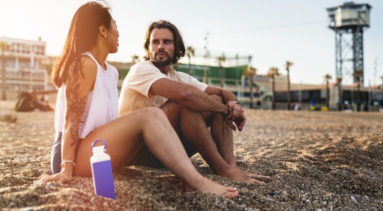 Mann und Frau reden am Strand