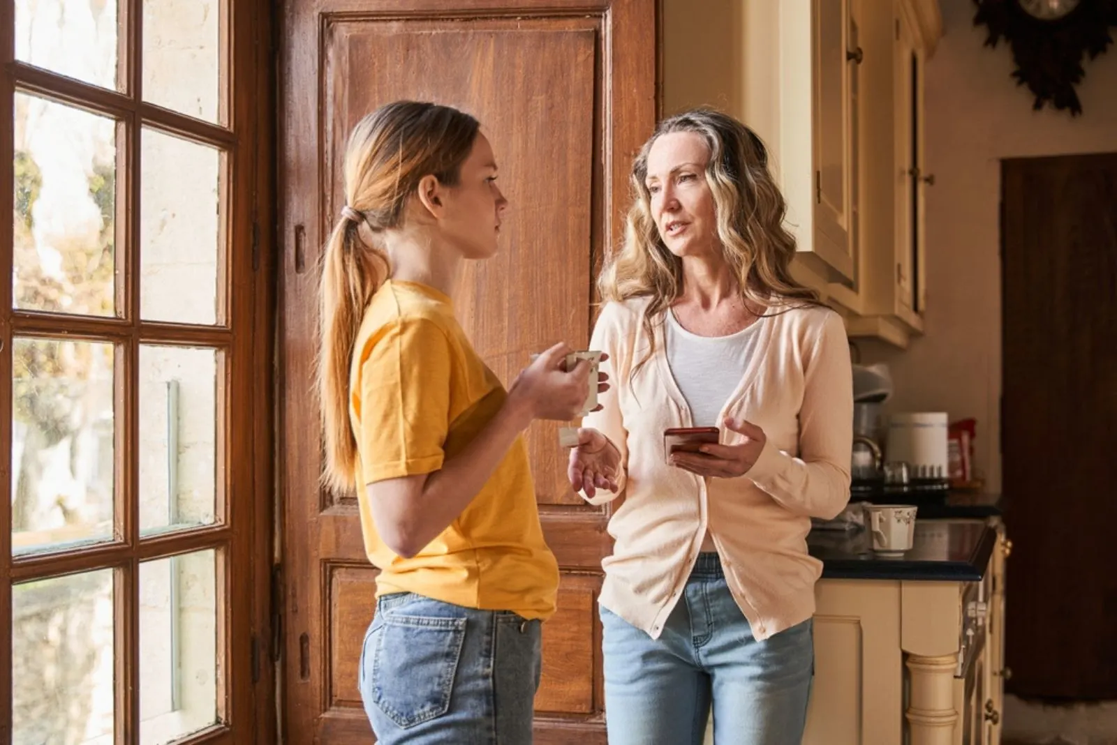 Mutter und Tochter unterhalten sich in der Küche