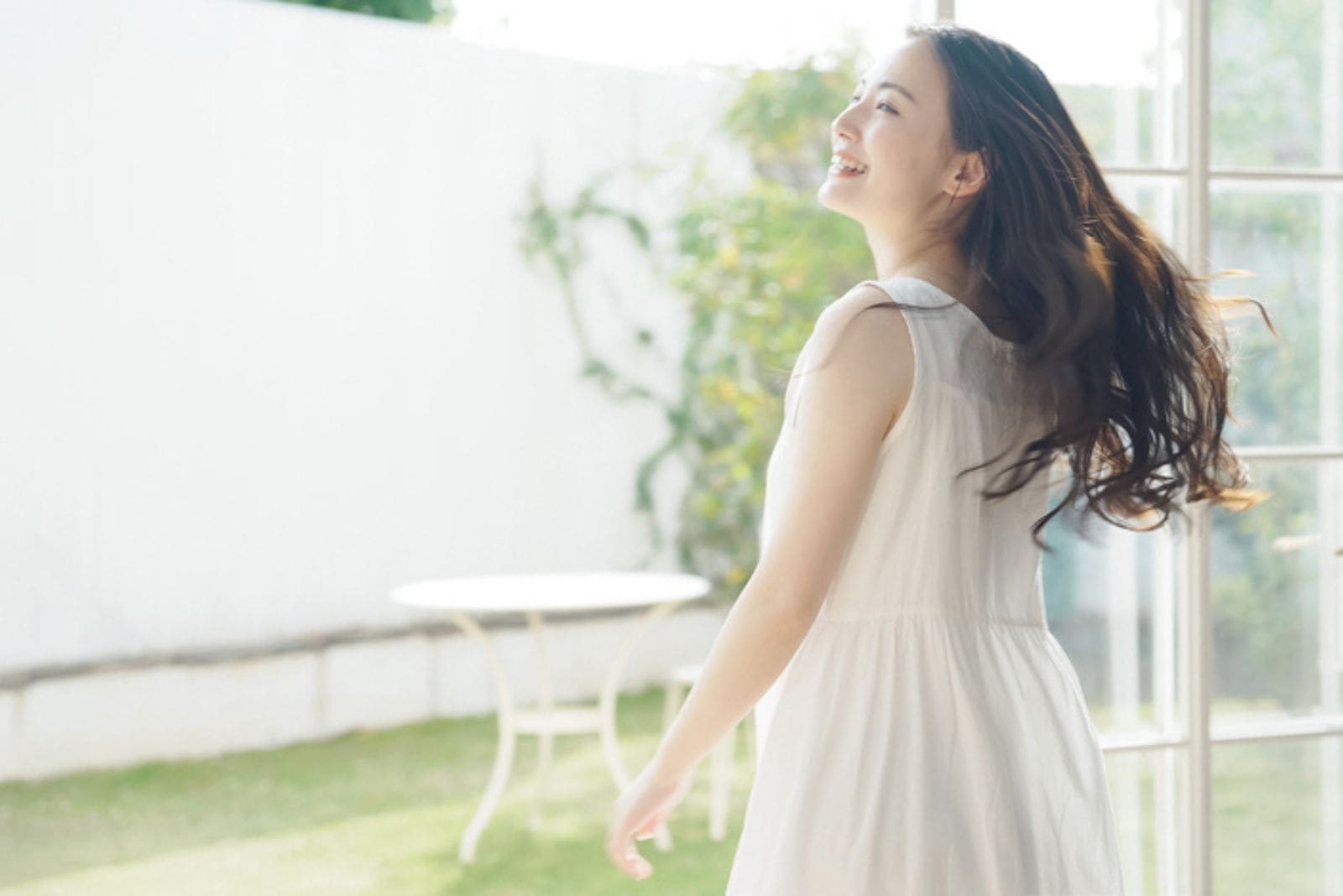 Porträt eines lächelnden Mädchens in einem weißen Kleid