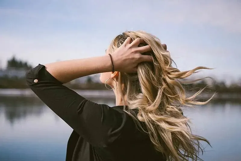 Frau haelt sich die Haare