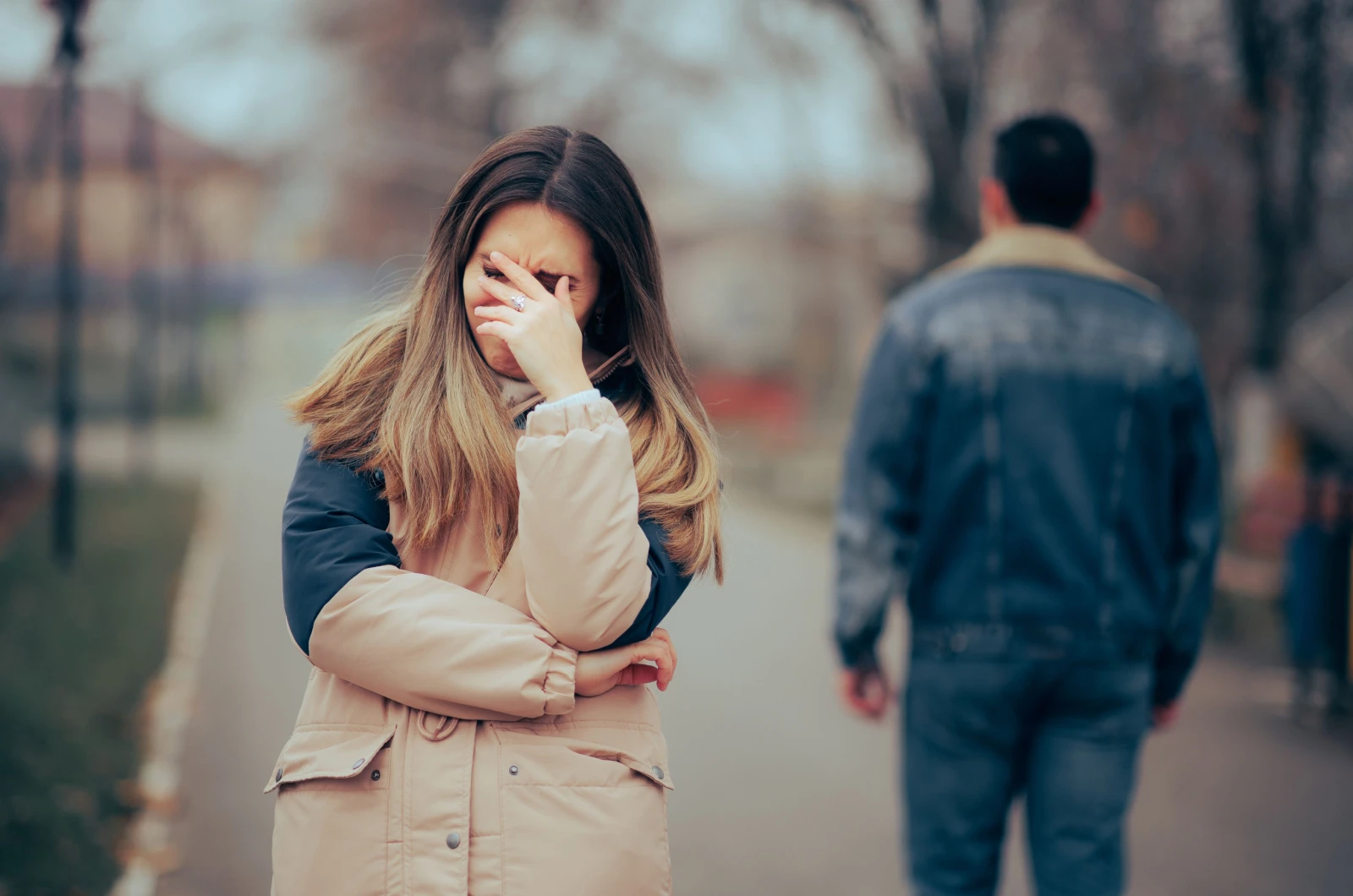Traurige, verärgerte Frau weint nach einer schmerzhaften Trennung