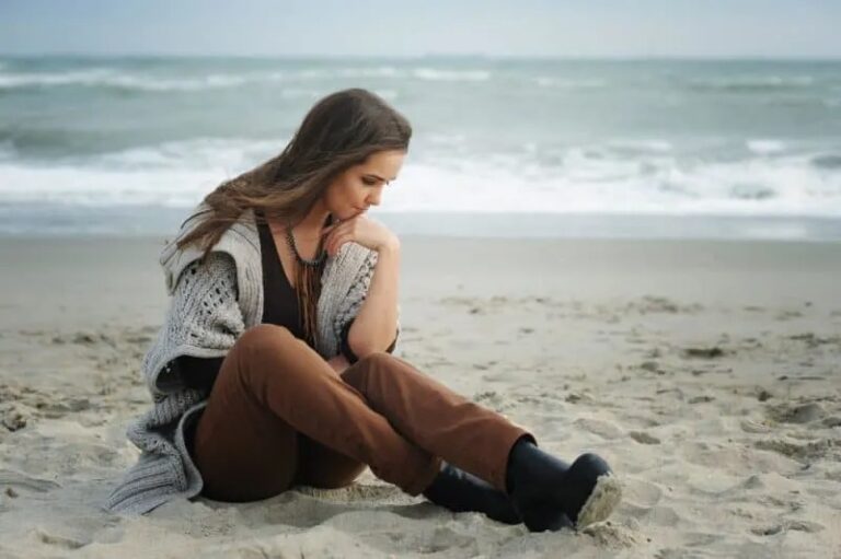 traurige Frau am Strand