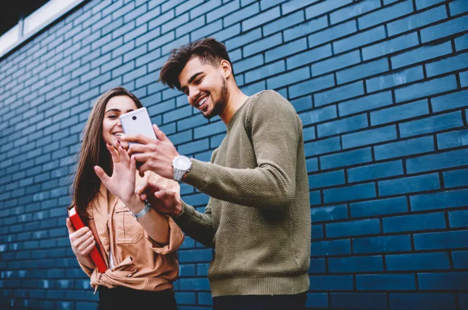 Maedchen und Mann fotografieren