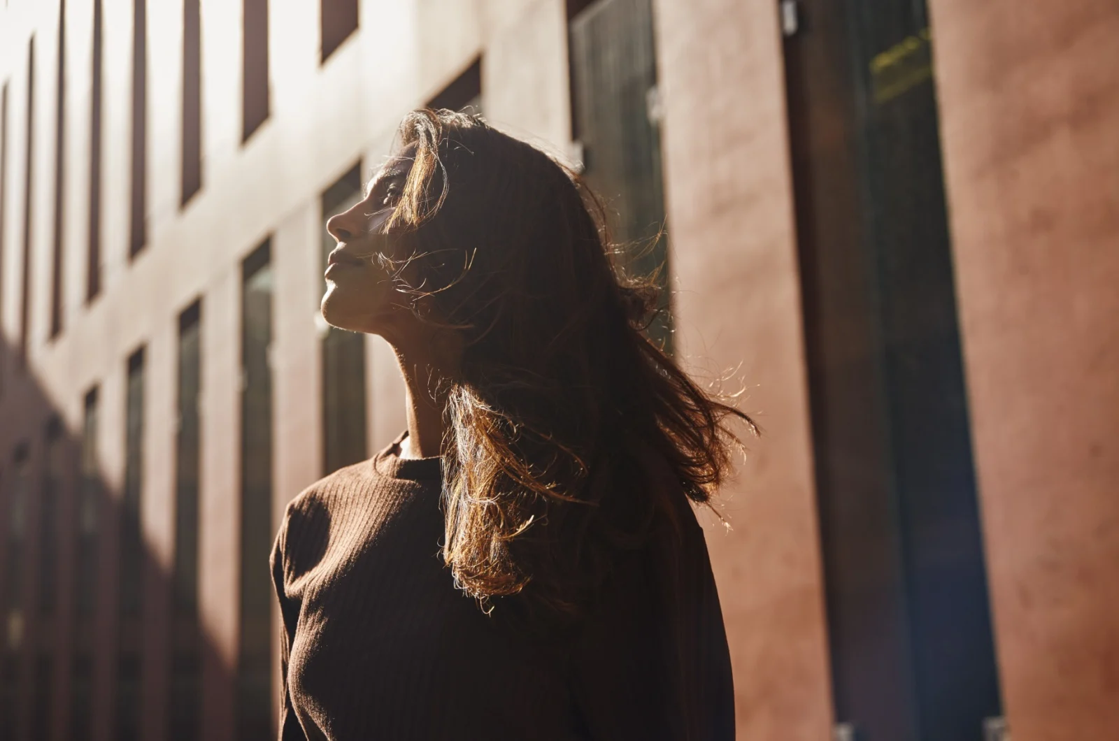 frau im sonnenlicht