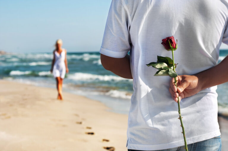 Mann mit Rose