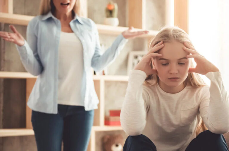 Mutter beschimpft Tochter im Teenageralter
