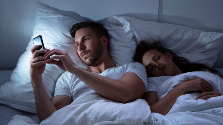 man verheimlicht etwas seiner freundin