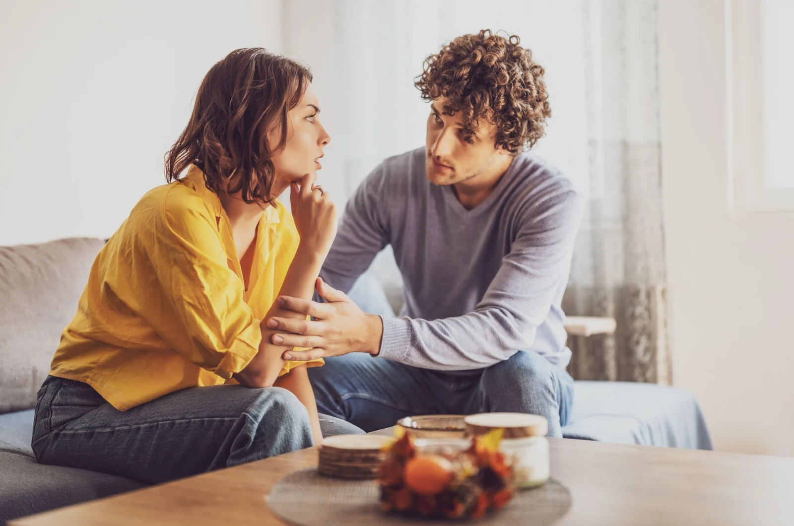 Frau und Mann reden