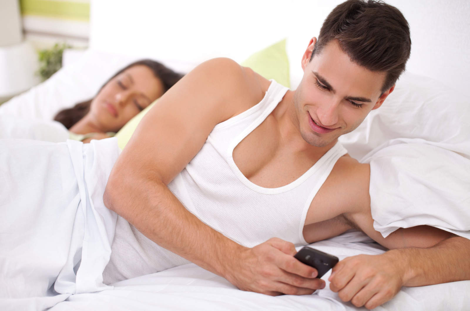 Junge Männer unterhalten sich mit seiner Geliebten, während seine Frau schläft