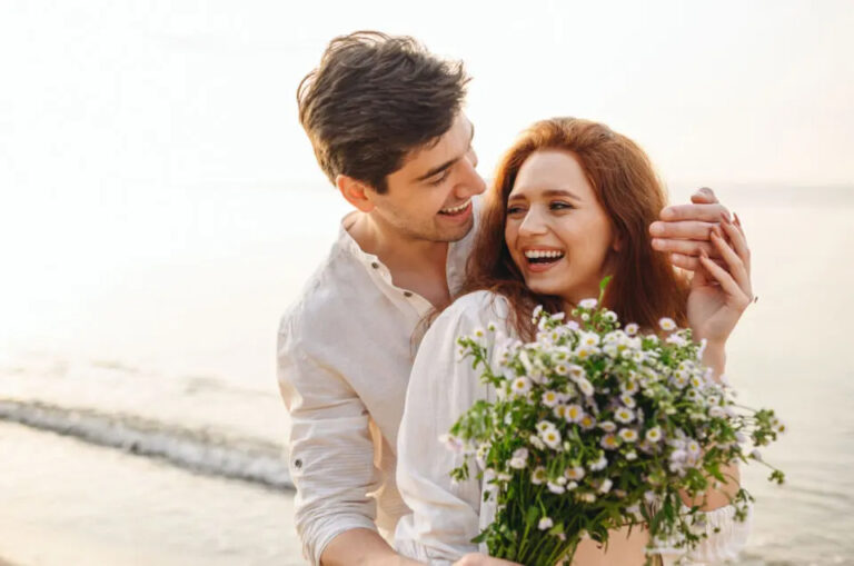 Mann mit Blumen und Maedchen