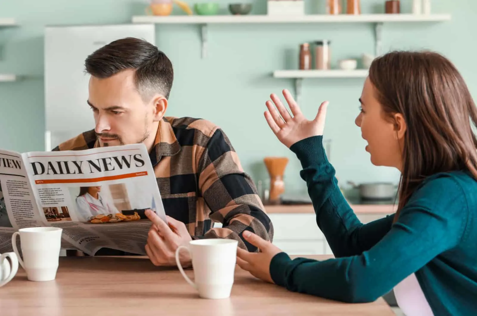 Mann fingert Mädchen beim Zeitunglesen