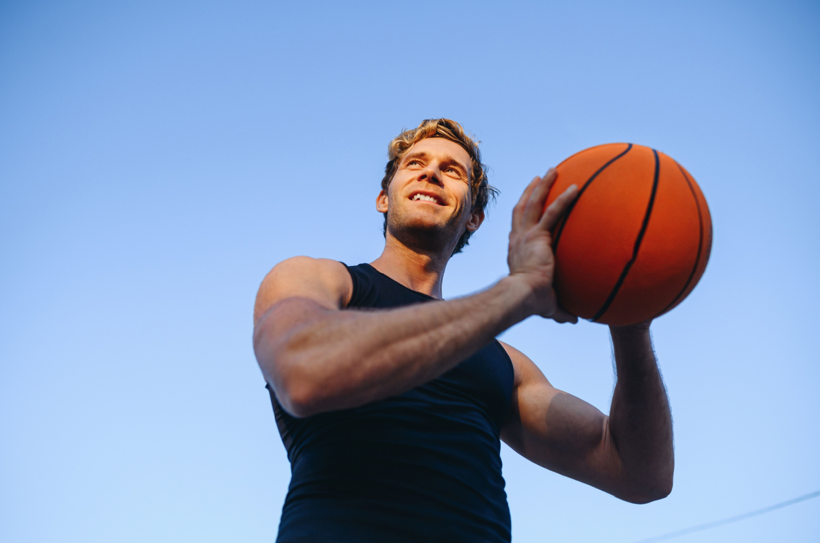 Mann spielt Basketball