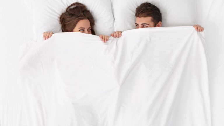 Mann und Frau im Bett