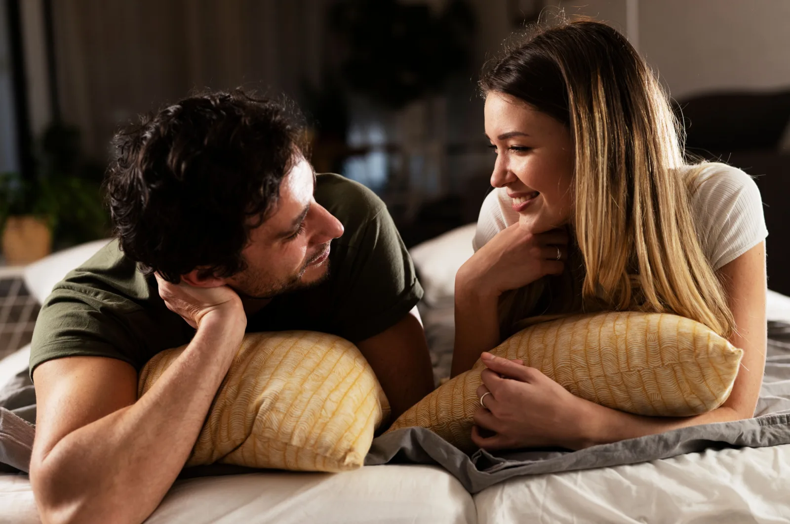 Mann und Frau reden im Bett